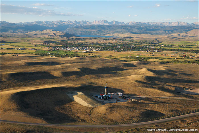 &nbsp;A natural gas drilling rig in the Pindale Anticline Natural Gas Field near Pinedale, Wyoming. Drilling on crucial mule...