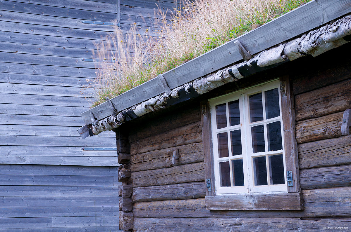 &nbsp;An earth-roofed log cabin along Saltfjorden in Bod&oslash;, Norway. Traditional torvtak roofs are very energy efficient...