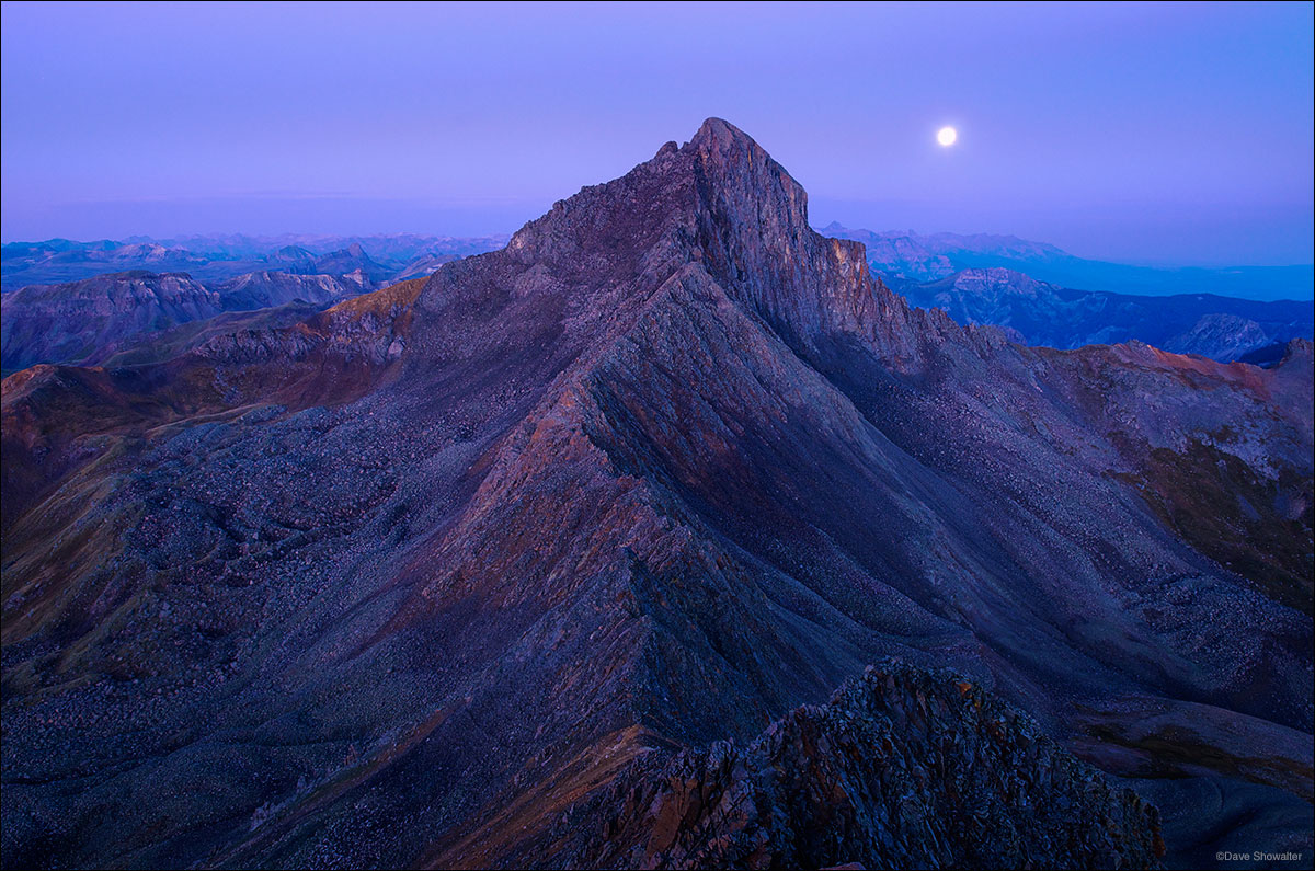 &nbsp;The August "blue moon" sets beyond Wetterhorn Peak (14,015') before dawn. The perspective is from the summit of Matterhorn...